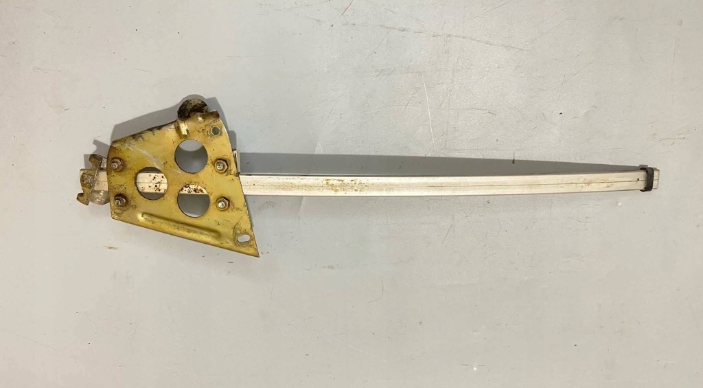 Mercedes-benz c123 купе напрямна скло правий задній Недорого