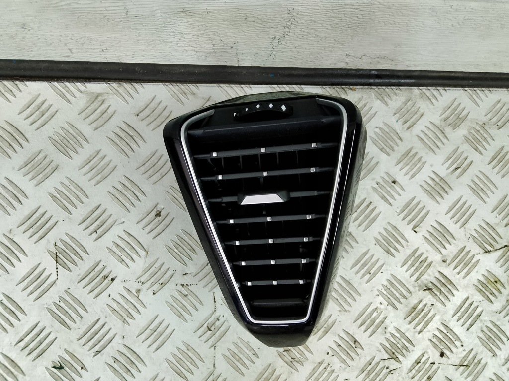 Купить Ds ds7 crossback citroen 2020 решётка обдув левая 98161422dx