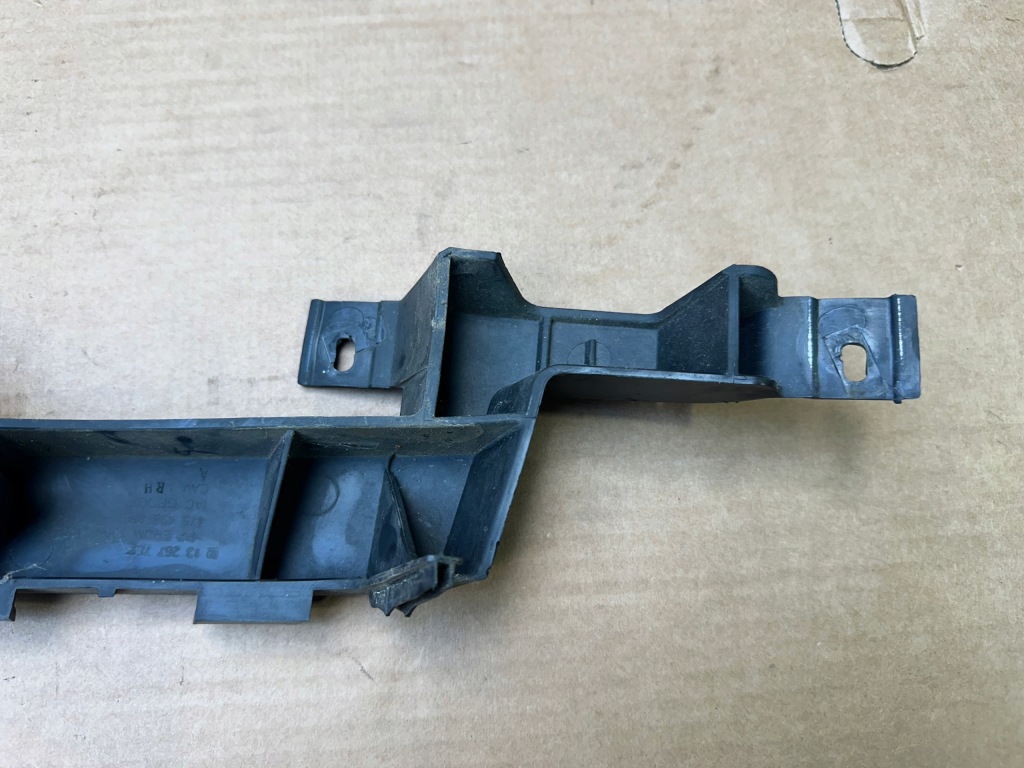 Opel meriva b направляющая лампы правый перед 13267767 Недорого