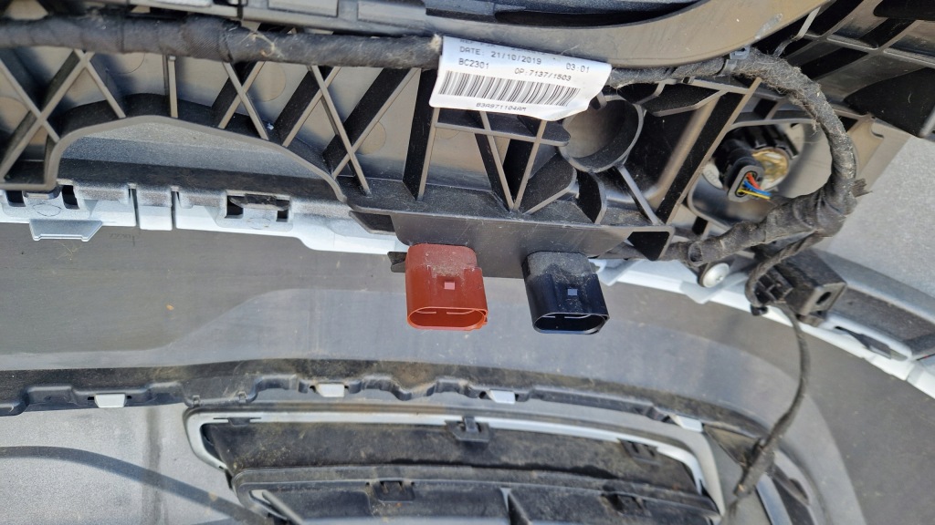 Бампер audi q3 lift 83a w колір ls9r pdcx4 bez фарбування ideał Зі Шроту