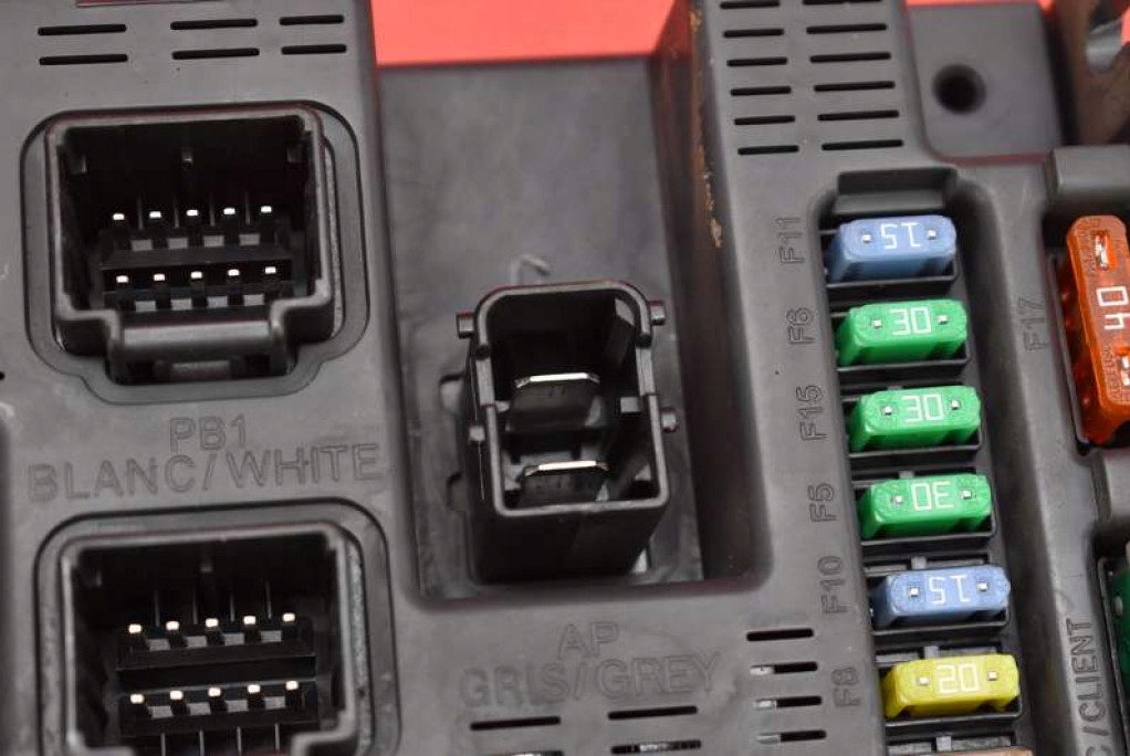 фото №9, Коробка запобіжників bsi 9663798180 peugeot 308 i t7 1.4 vti 95 km 07-11