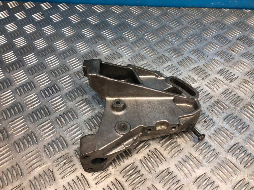 фото №1, Mercedes w115 w123 200 d om615 кронштейн кронштейн насоса підсилювача