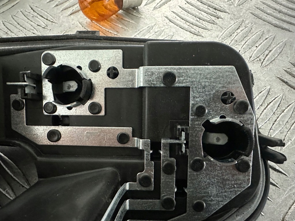 Купити Skoda fabia 3 hb вкладиш лампи лівий задній 6v6945257