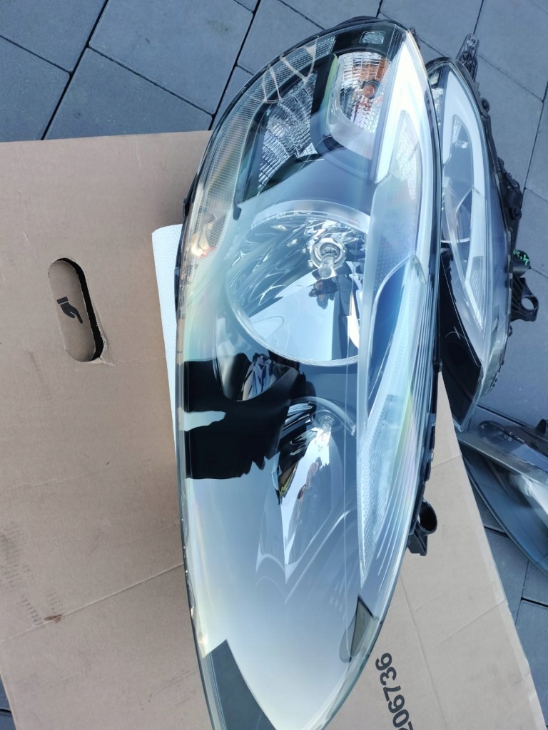 фото №1, Nowa лампа права фара 31420004 volvo v40 cc40