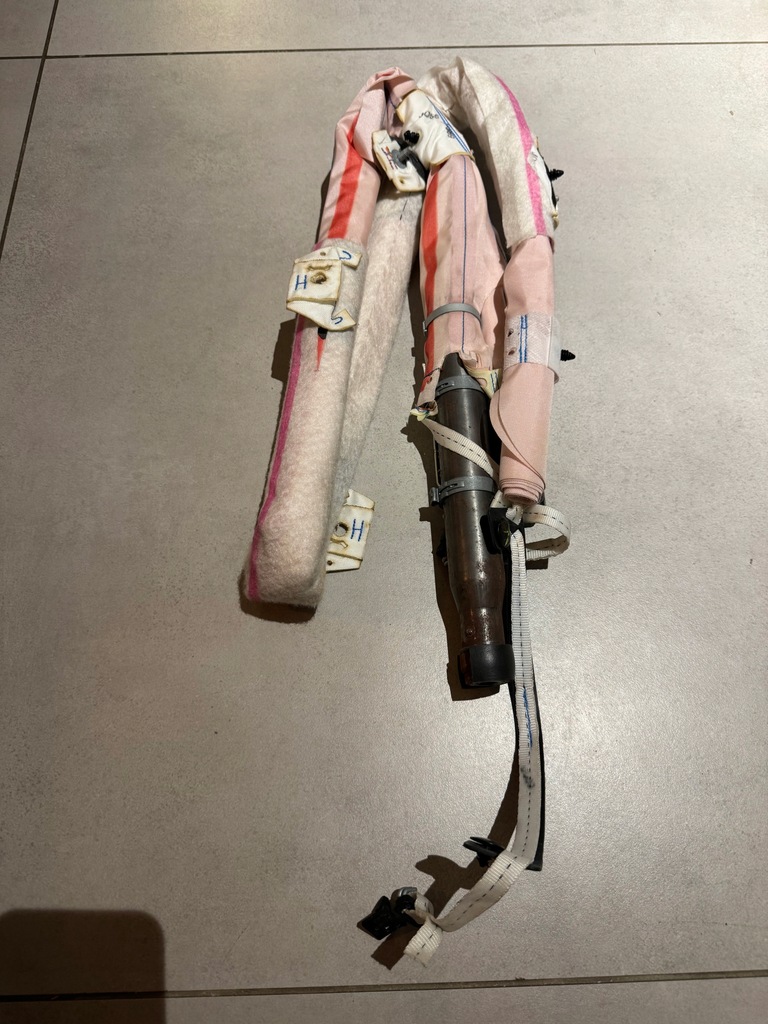 фото №1, Шторка безопасности правая jeep grand cherokee wk2