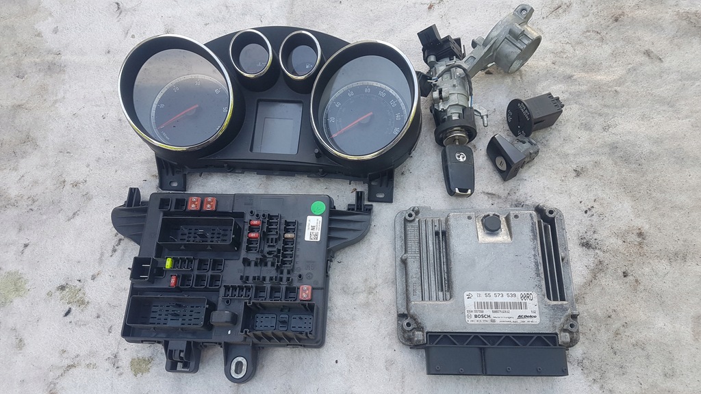 фото №1, Opel insignia a 2.0cdti бортовой компьютер набор стартовый