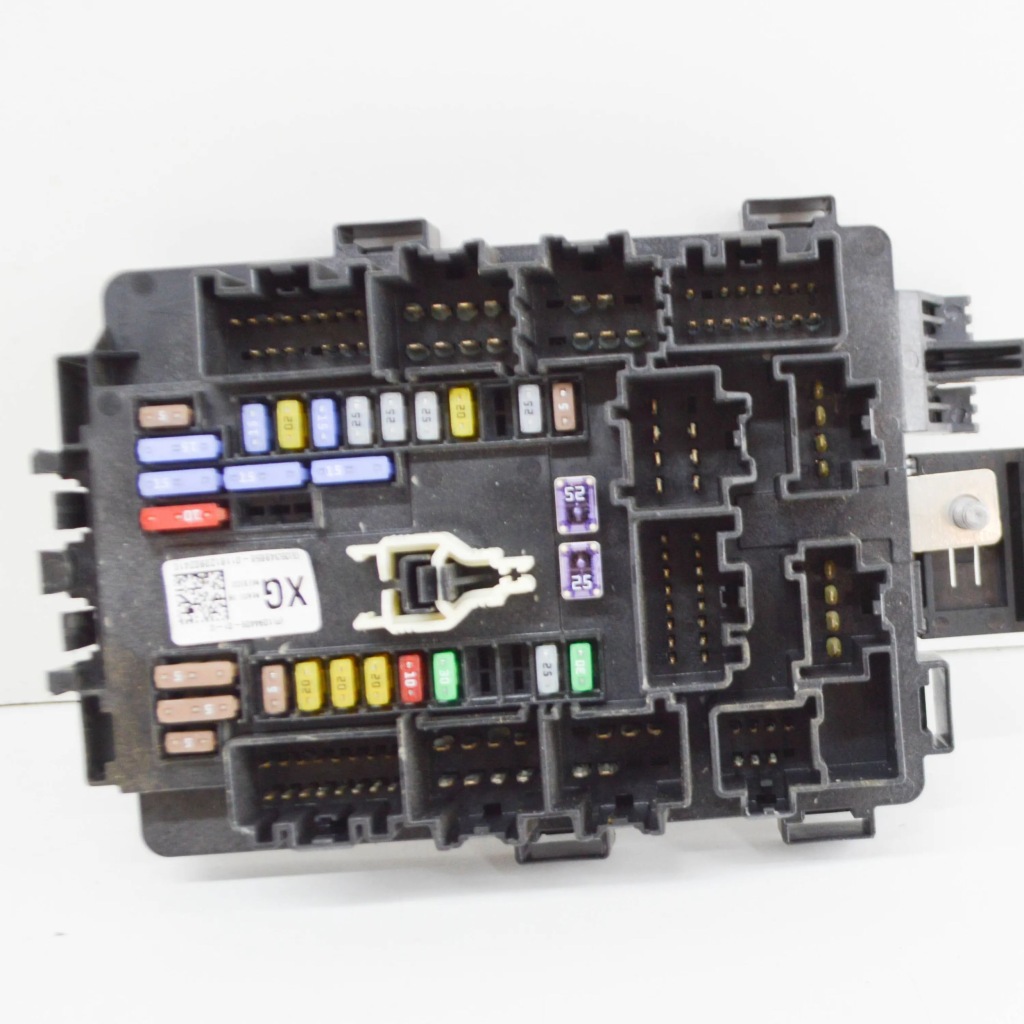 Tesla model x 2020 рамка / модуль запобіжників Недорого