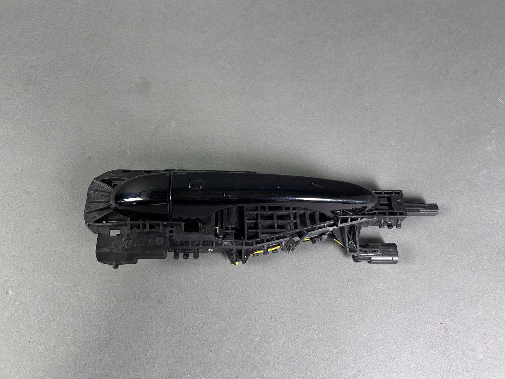 Купити Ручка двері права maserati levante 670128052