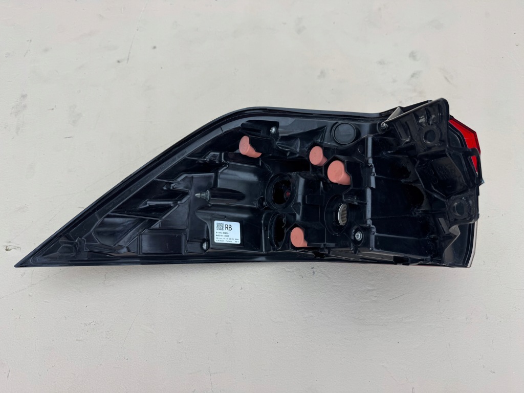 фото №13, Toyota rav4 v 5 19r- лампа w крыло правый задняя 81550-42230