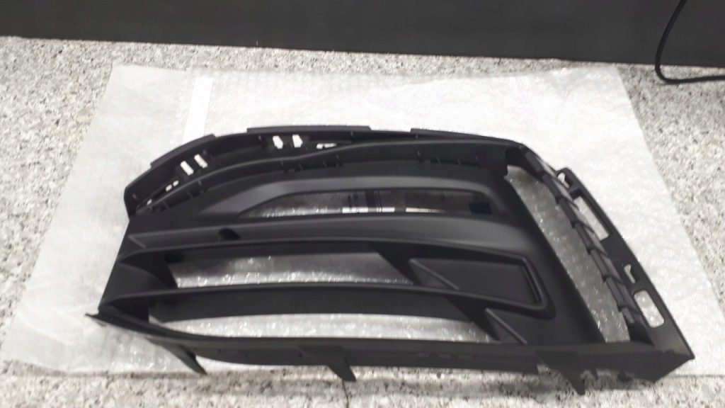 7459715 решітка бампера перед ліва bmw 1 f40 Оригінал