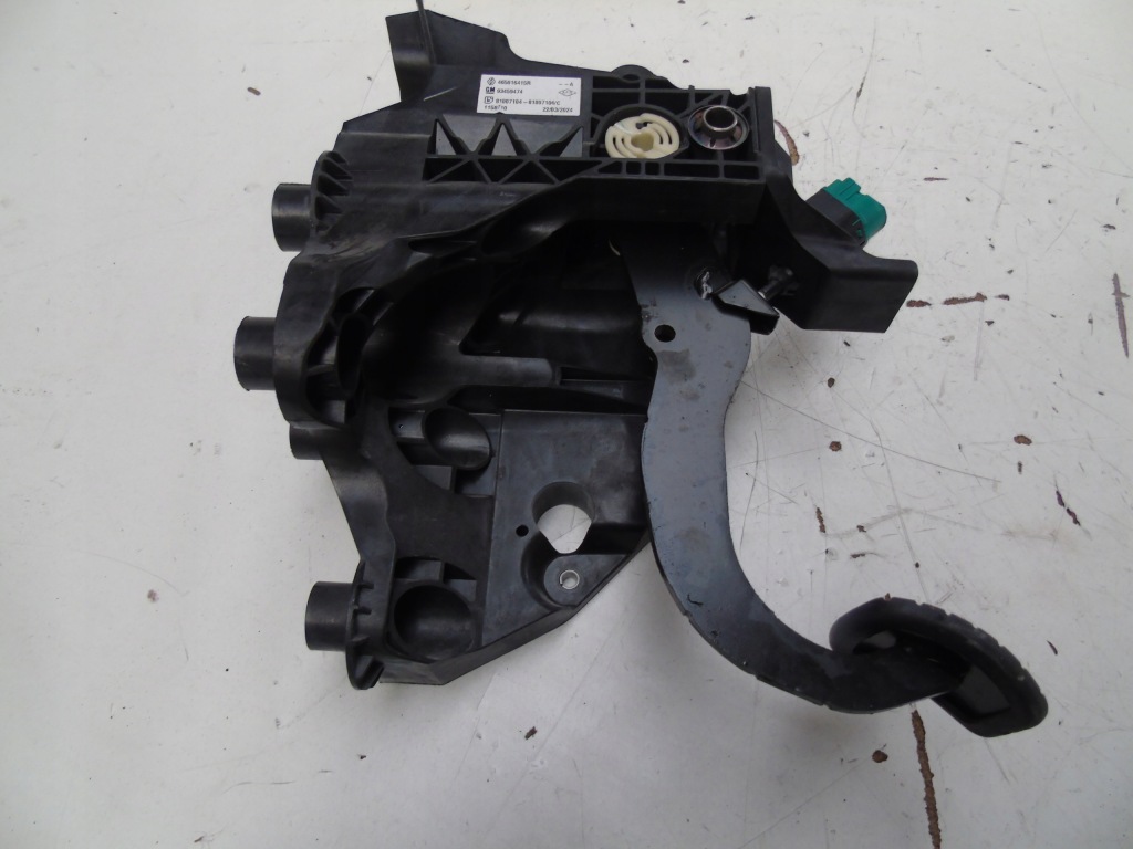 Купить Nissan nv300 2017 педаль тормоза 465016415r