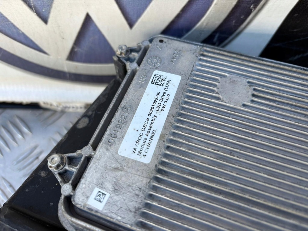 фото №13, Tesla 3 s plaid лампа перед левая правая 21- 1053570-00-g 1053571-00-g