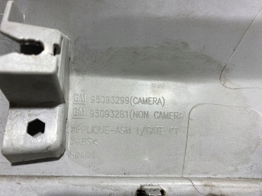 Купить 2014 opel mokka молдинг освещение номерного знака 95093299