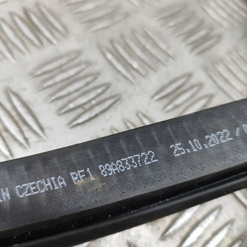 фото №6, Audi q4 sportback e-tron 2023 правая сторона резиновый прокладка дверь задних