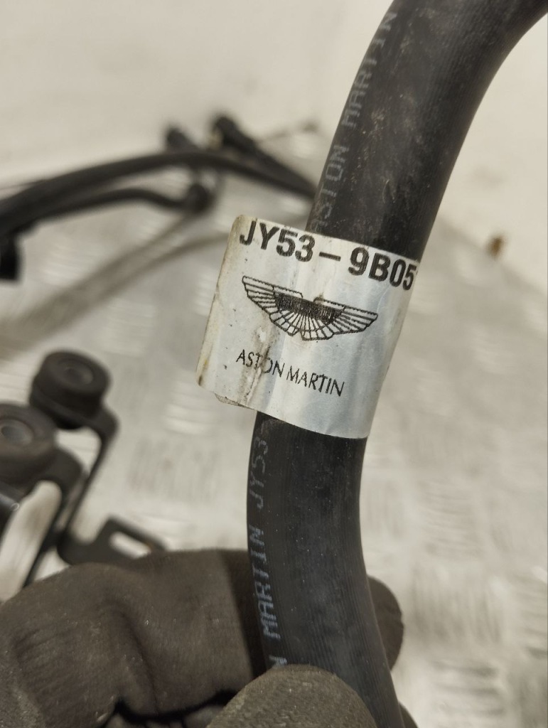 Труба распределителя топливной  aston martin db11 2019 hy539b051ab с Разборки