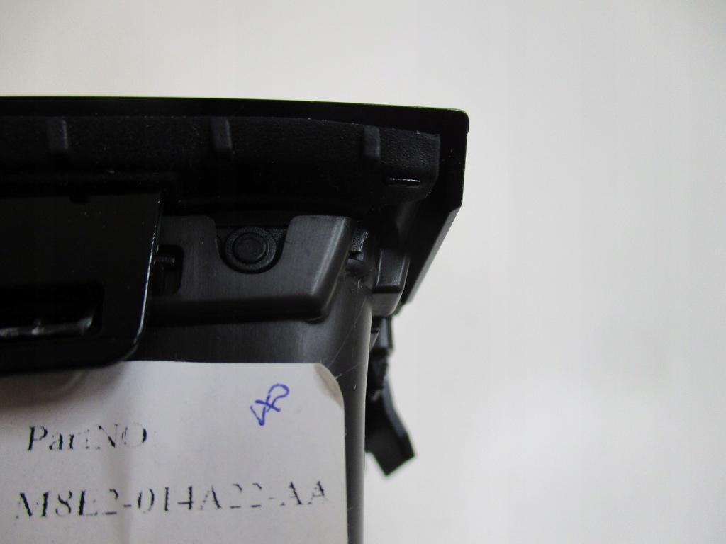 Решётка обдув usb land rover m8e2-014a22-a m8e2-04569-b m9p3-13f710-bb Цена