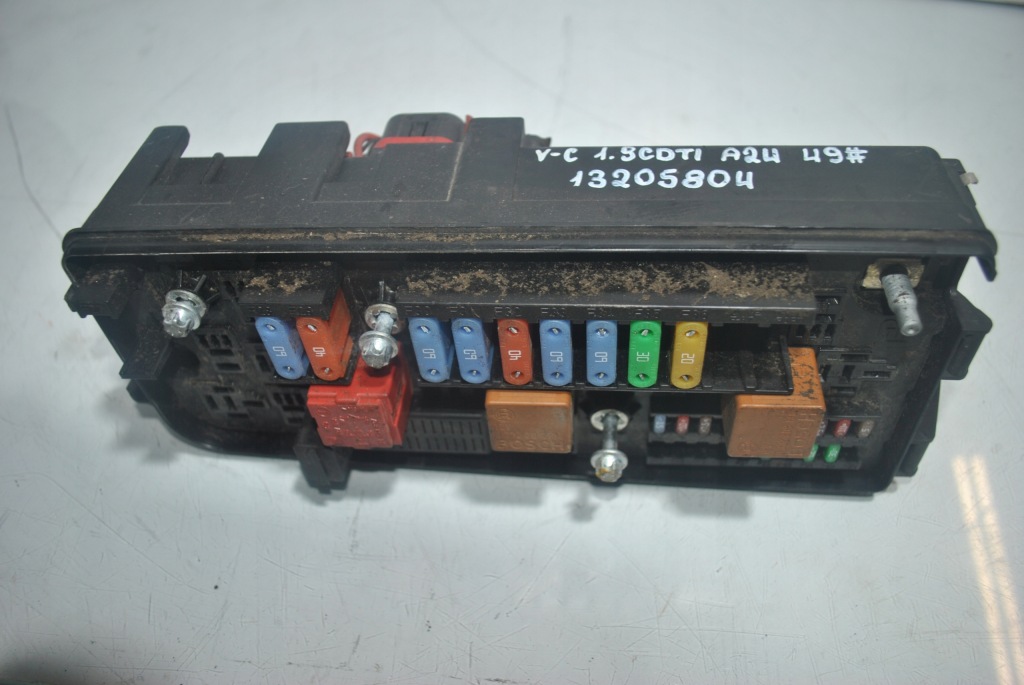 Купити Коробка запобіжників opel vectra c 1.9 cdti 13205804