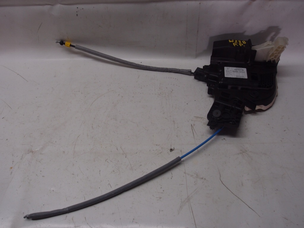 Замок дверь правый перед mercedes e-klasa w238 Цена