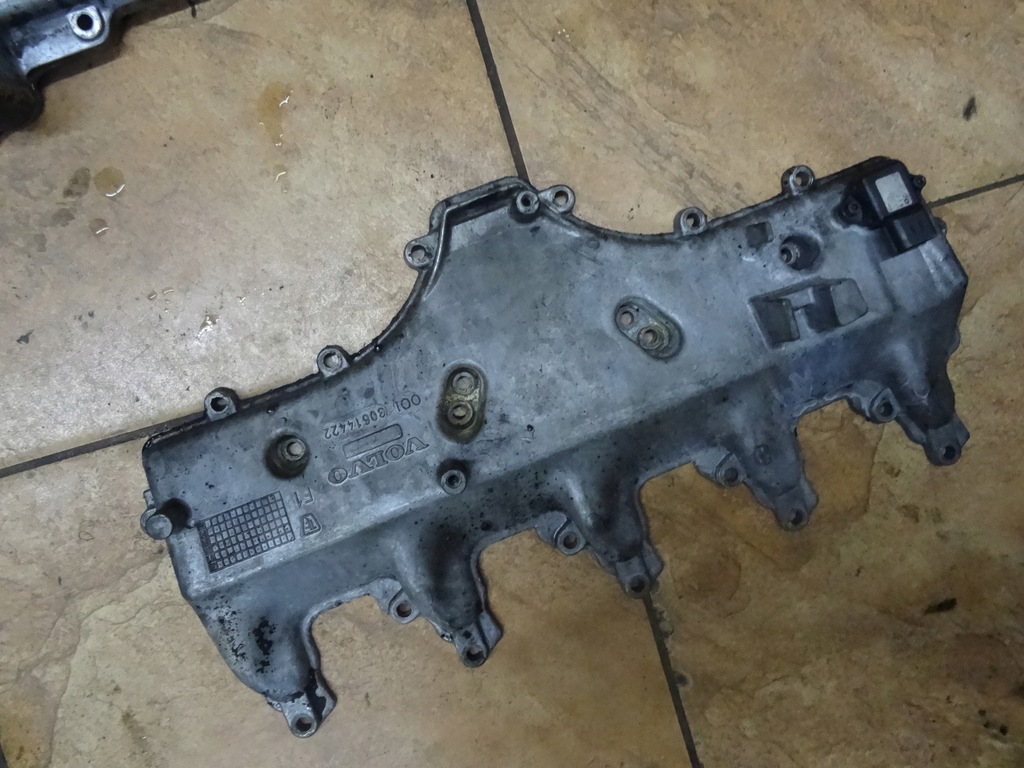 фото №7, Volvo v70 2.4d 04' крышка клапанов 30614422