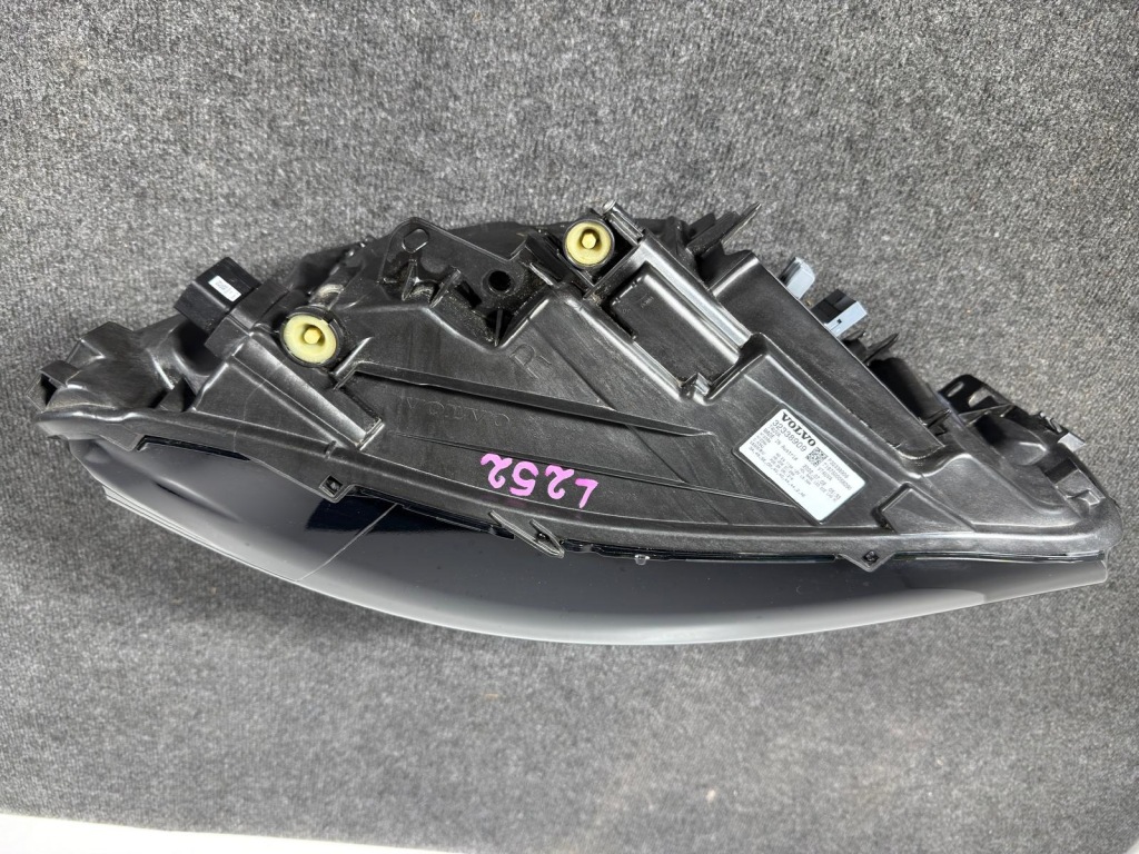 Volvo xc40 рестайлінг  base led фара правий перед передня 32404666 європа  ідеальна Оригінал