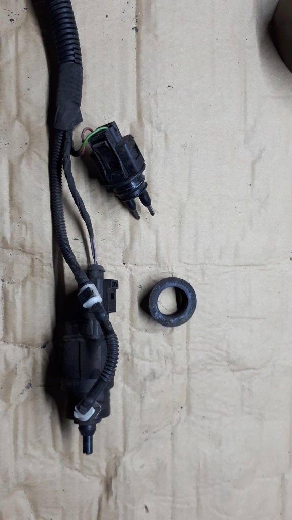 фото №1, A5 8t s5 помпа омывателя бачок штекер