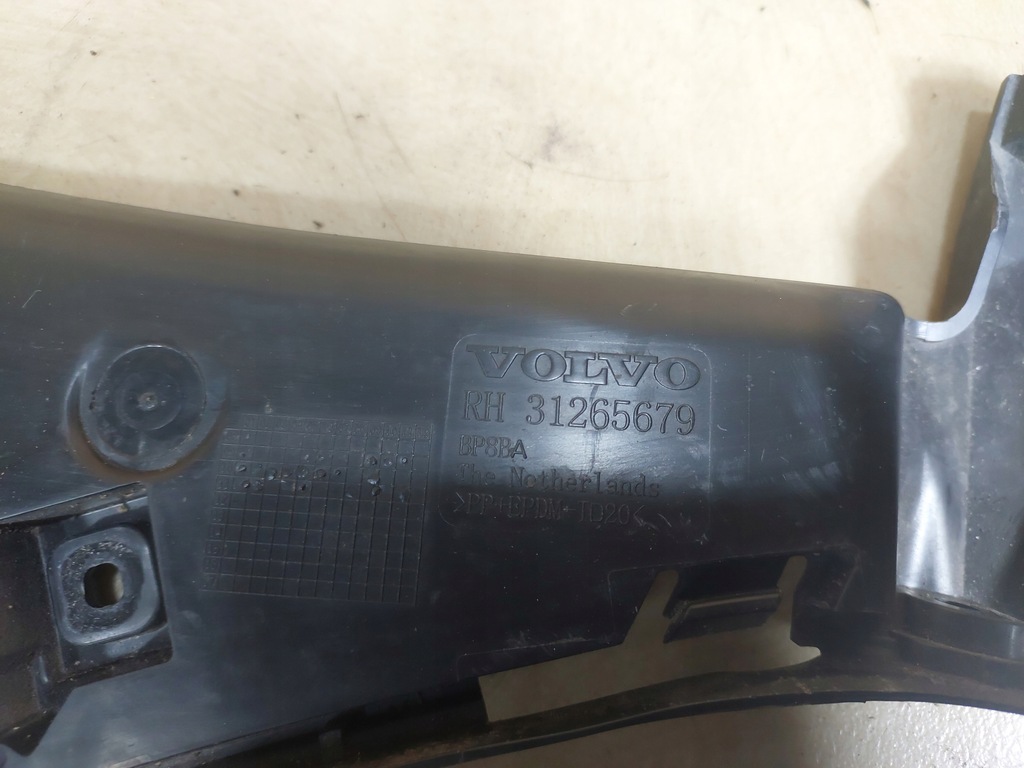 фото №9, Volvo c30 направляющая бампера правый задняя 30657219