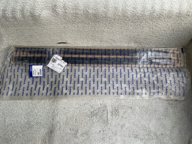 фото №1, Volvo xc60 i кронштейн правой накладки порога