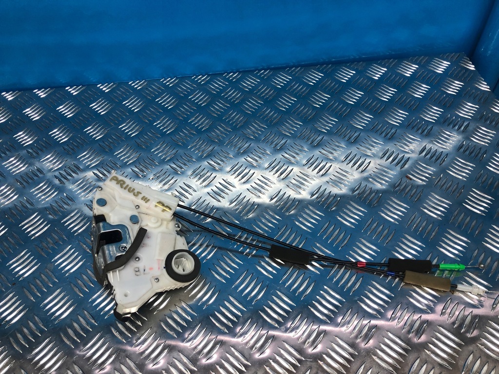 фото №1, Toyota prius iii замок дверь правый перед 09-