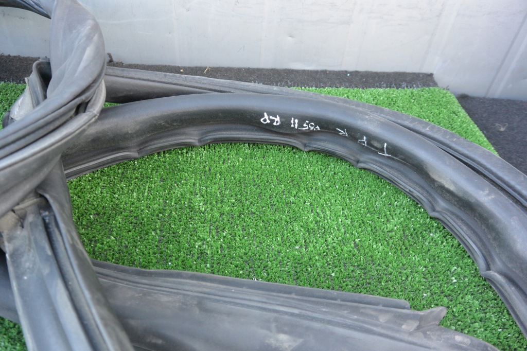 Прокладка дверь багажника tesla model s 12-16 Киев