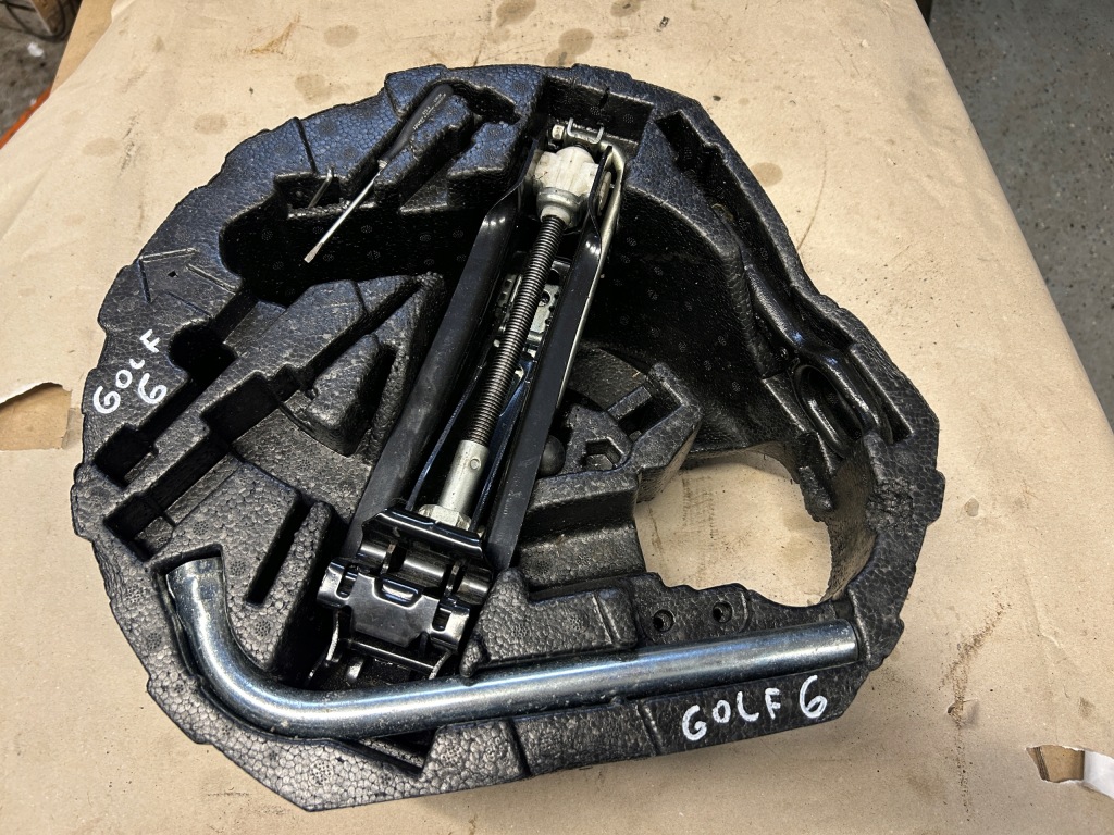 фото №1, Vw golf v vi набор ремонтный колеса домкрат 1j0012115ad