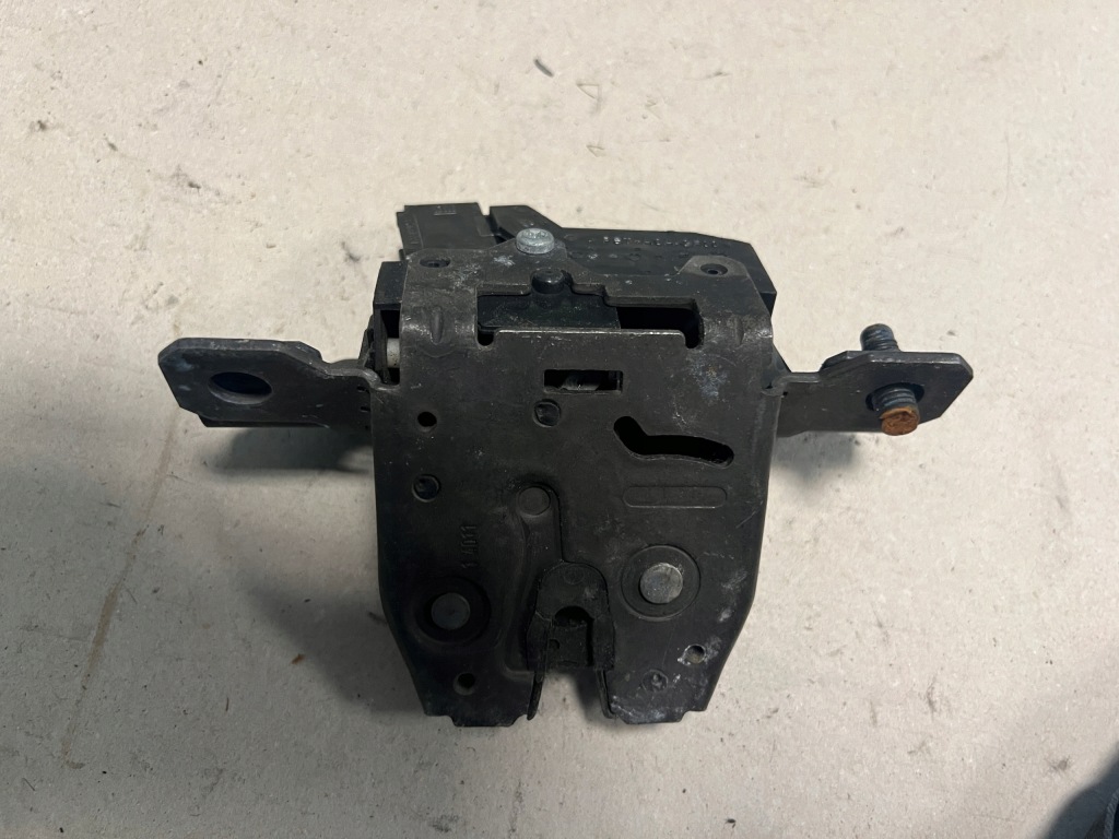 фото №1, Astra j iv замок кришки багажника 13581023