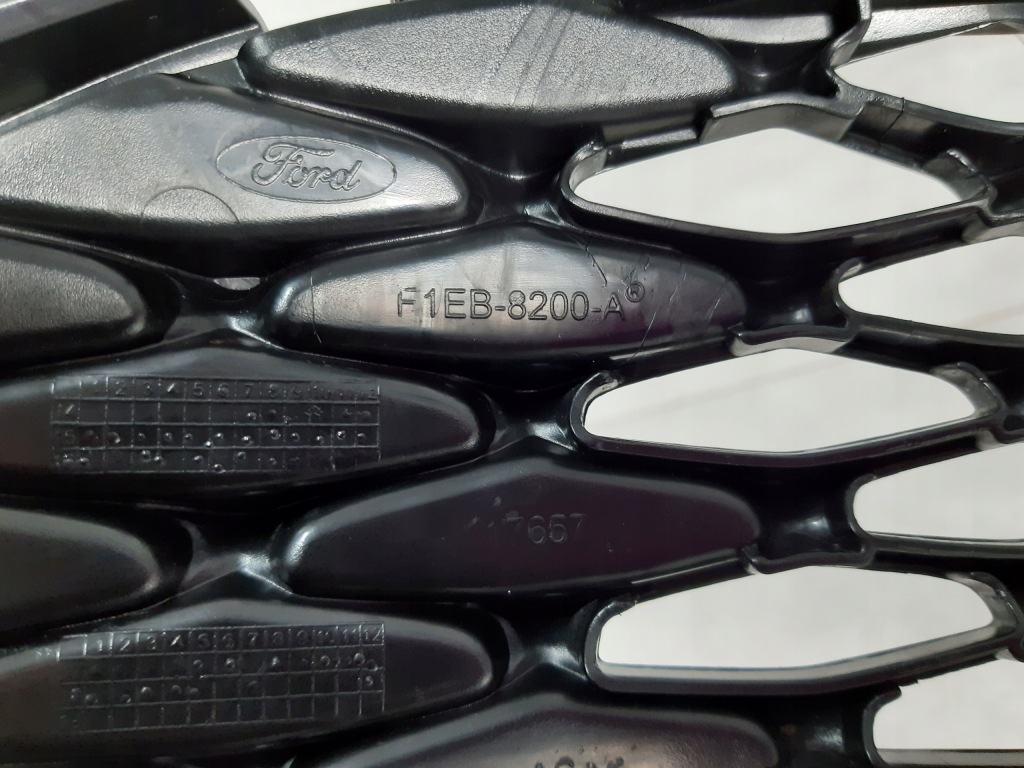 Решётка средняя бампера перед ford focus mk3 рестайлинг  f1eb-8200-a в Украине