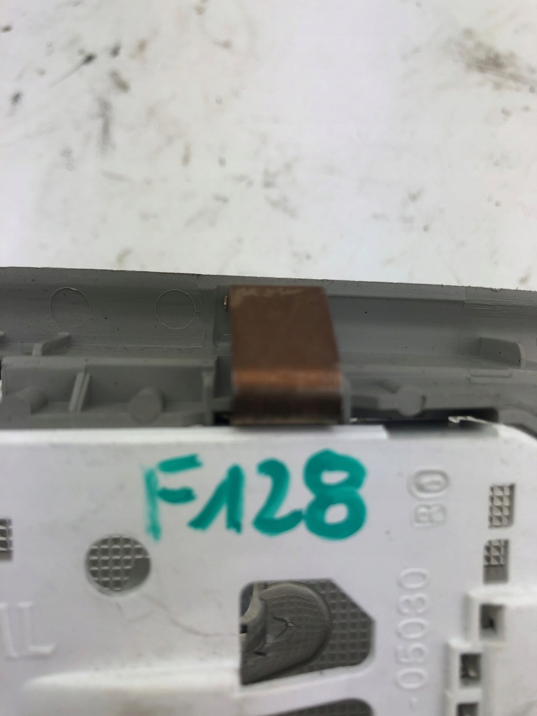 фото №4, Toyota avensis t27 лампа потолочный подсветка