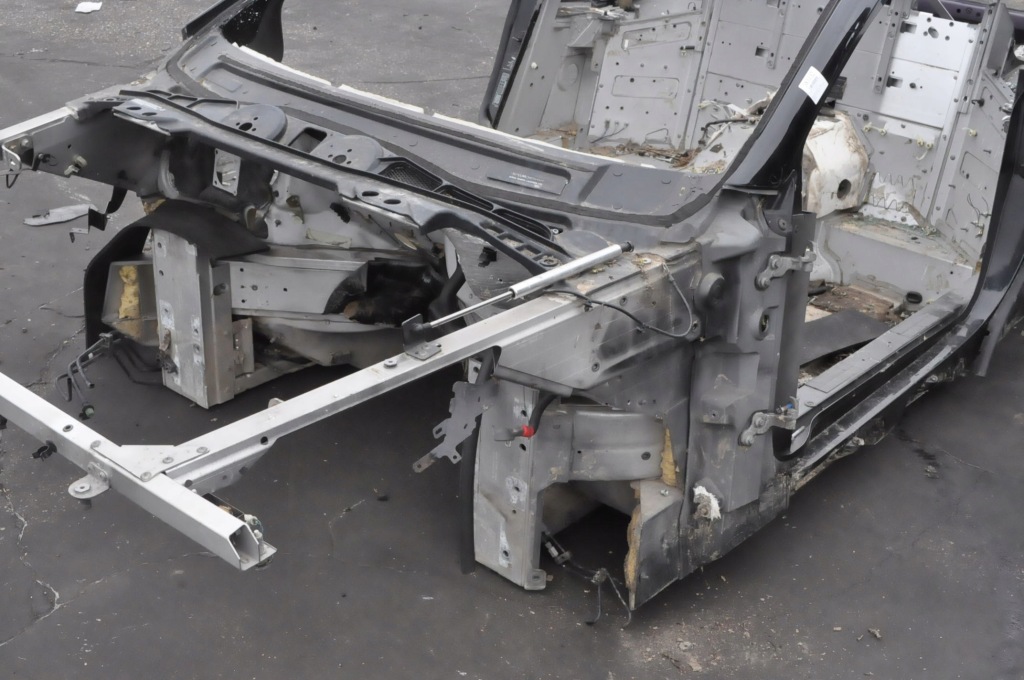 Aston martin vantage 2010r кабріолет  четвертина лонжерон ліве перед Недорого