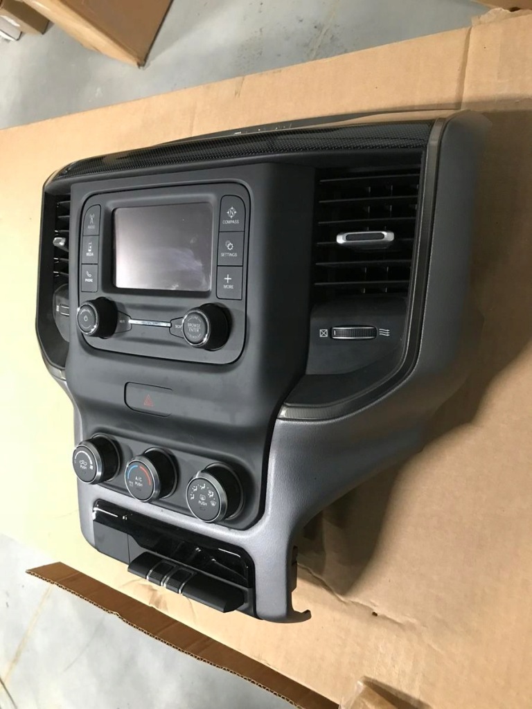 фото №3, Dodge ram 2019-2022 панель приборная панель переключатель радио