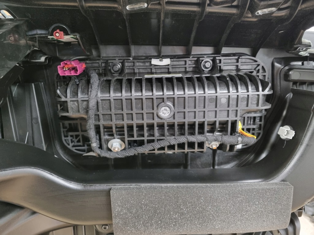 Volvo xc60 2 приборная панель кожа панель  оригинал подушка безопасности водитель пассажир коленный в Украине