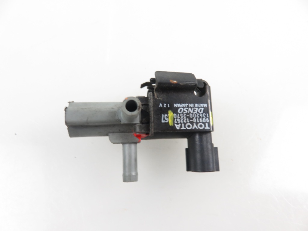 фото №1, Клапан вакууму corolla verso e12 136200-2570