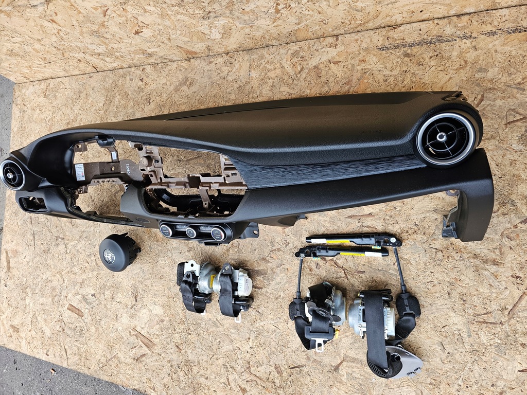 фото №9, Alfa romeo giulia панель приладів консоль подушка безпеки ремені