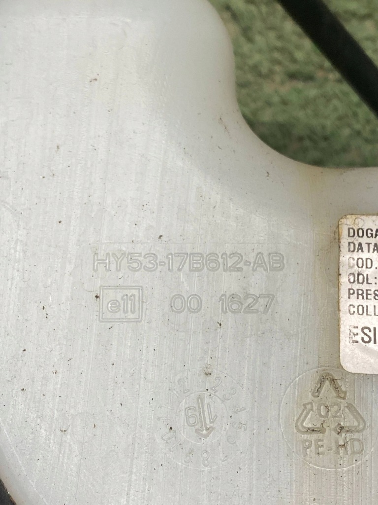 Aston martin db11 hy5317b612ab - бак омывателя стекло передней с Разборки