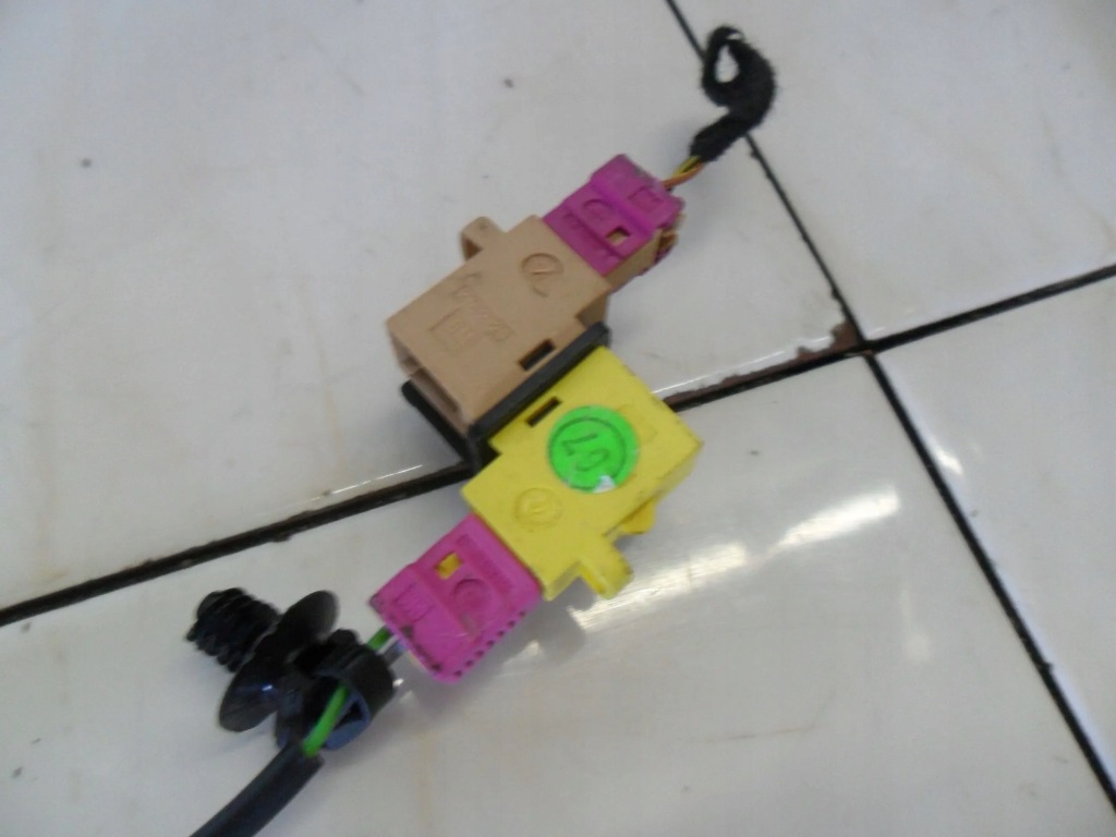 Opel vectra c 06 рестайлінг  натягувачі ременів лівий правий перед комплект 13127943f Недорого