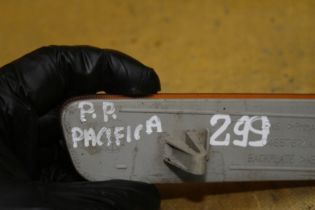 фото №6, Поворотник поворотник правый перед pacifica i 04857672aa