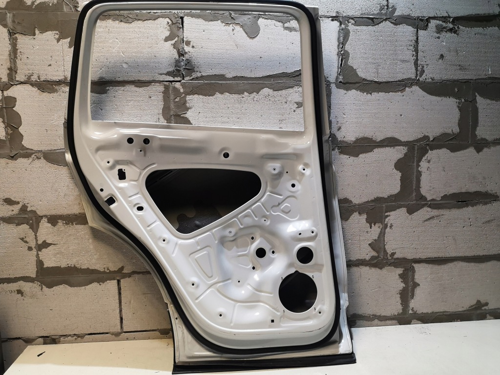 Двері лівий задній tiguan 2 5na Зі Шроту