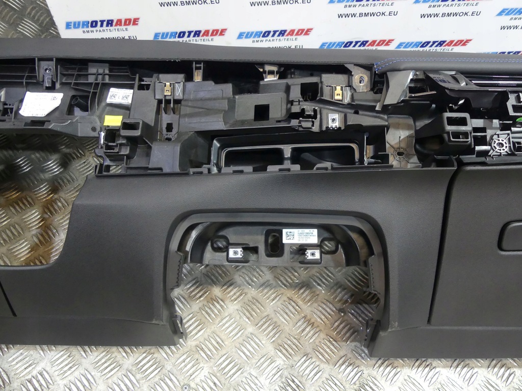 фото №10, Bmw x1 u11 приборная панель приборная консоль czarna sensatec шов niebieski hud