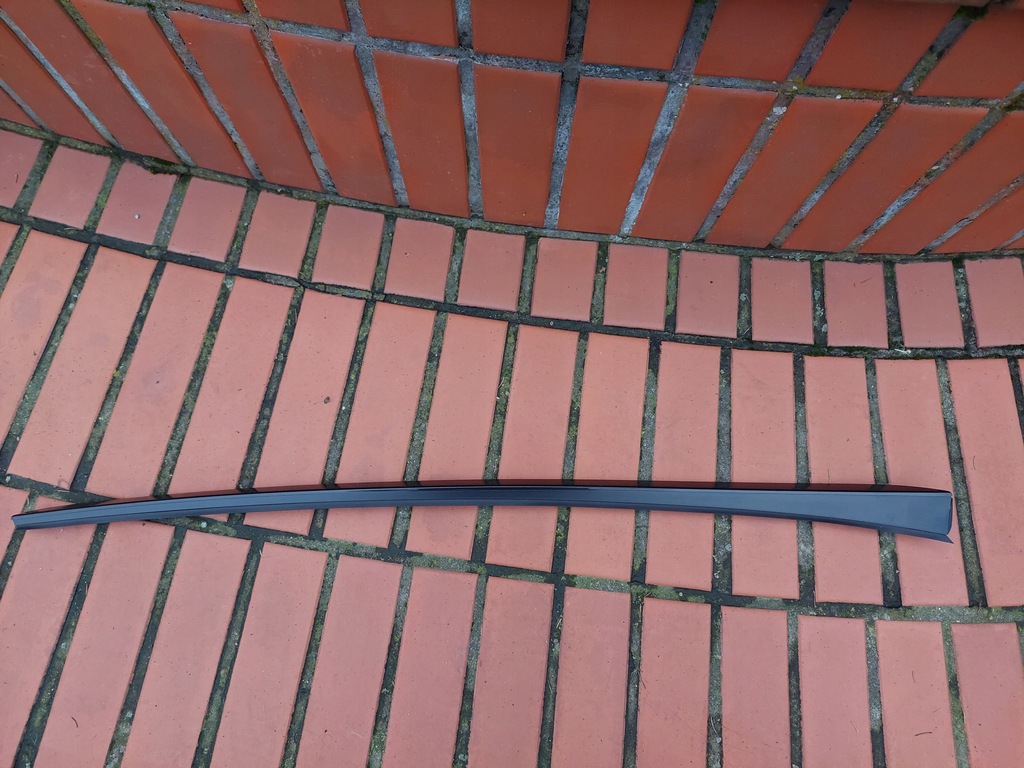 фото №1, Hyundai i40 11- молдинг вертикальная стекло лобовое наружная левая