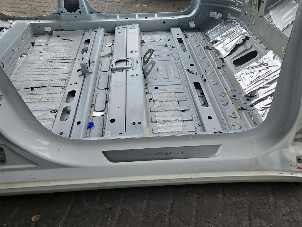 Поріг праві стійку  середній tesla model 3 20-23 Доставка