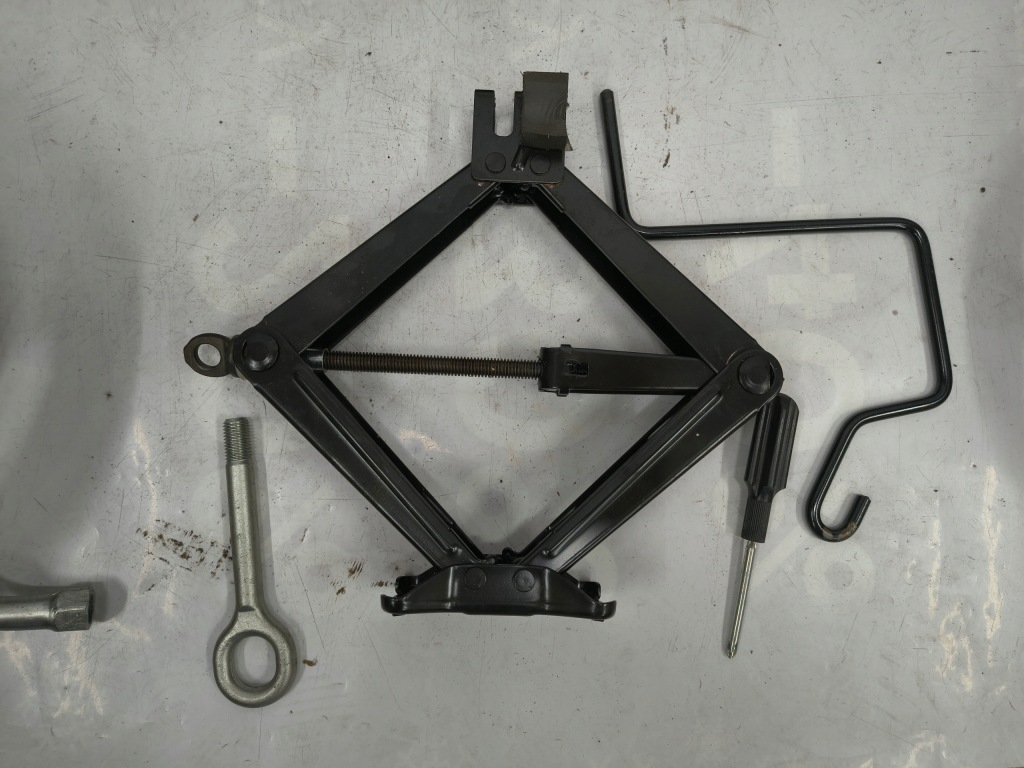 Alfa romeo giulietta піна вкладка вкладиш багажника 51811832 b882 Недорого