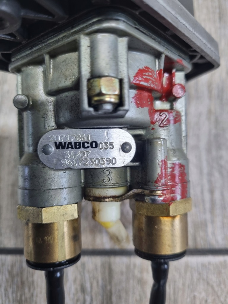 фото №3, Рычаг клапан тормоза ручного volvo fl fe