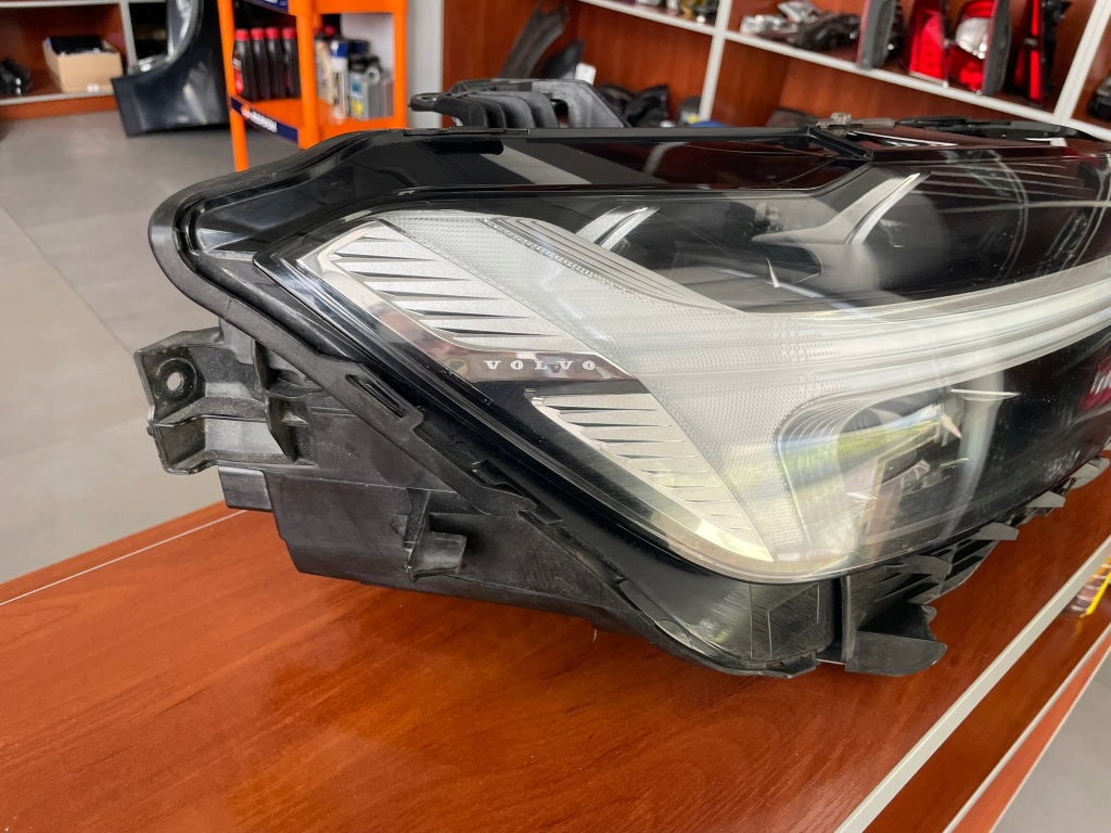 фото №2, Volvo xc60 ii lift лампа правая перед full led 32404706