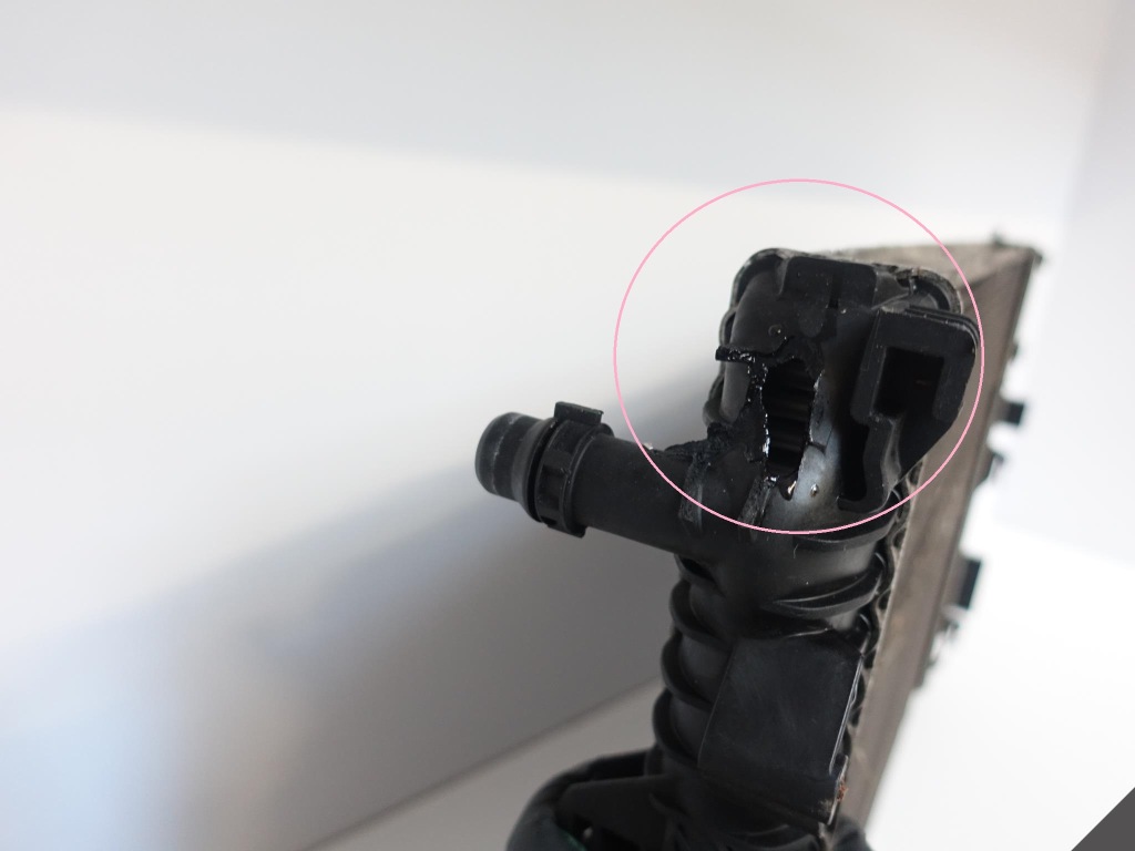 Купить Audi q5 8r0 3.0 tdi радиатор воды повреждённая