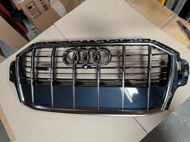 Купити Решітка радіатора передня audi q7 4m0853651afrn4